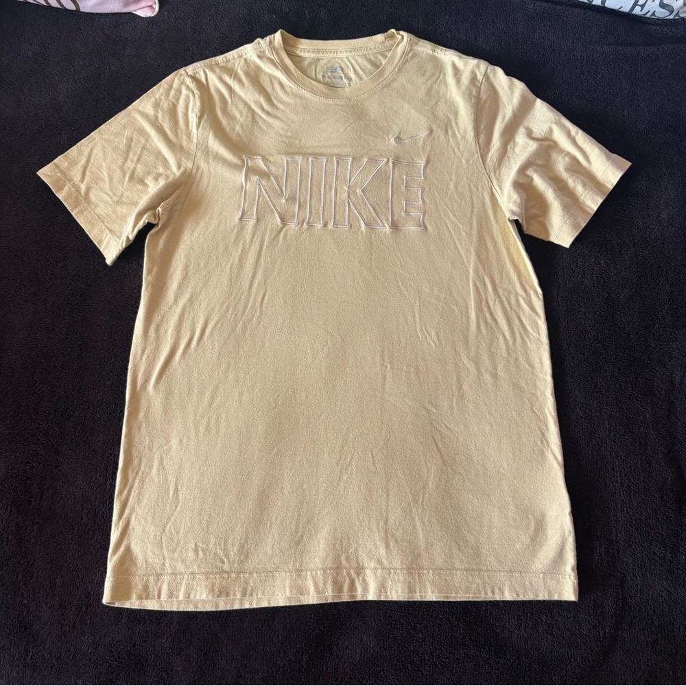 Nike large embroidered logo cream tee size men’s Medium